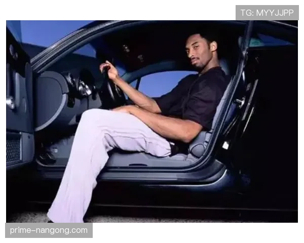科比凌晨四点的豪宅车库，停着七辆超跑却只穿一件旧训练服